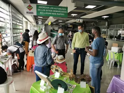 Emprendedores del Gobierno de la Ciudad participan en la feria que realiza Megabús en sus intercambiadores