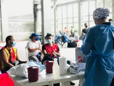 Exitosa vacunación en el estadio para los aficionados al fútbol