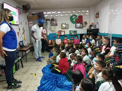 Estudiantes aprenden de forma divertida a reciclar, gracias a los vigimonstruos