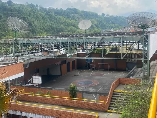 Con querella policiva se espera retirar antenas de la institución educativa  Alfredo García