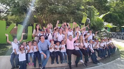 Los niños del colegio San Carlos, ubicado en la zona rural de Pereira, acompañaron al alcalde en Ukumarí