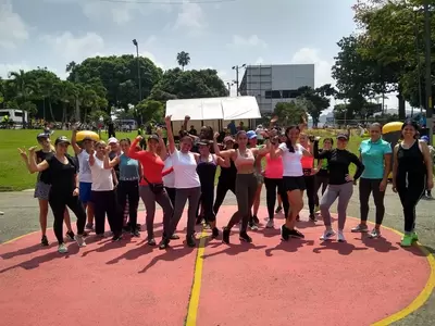 Las mujeres pereiranas practicaron deporte en su día