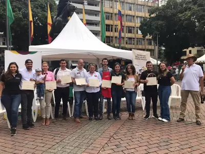 Cierre de mercado campesino con sabor a café