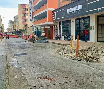 POR APLICACIÓN DE ASFALTO SE CIERRAN TRAMOS EN LA CARRERA QUINTA