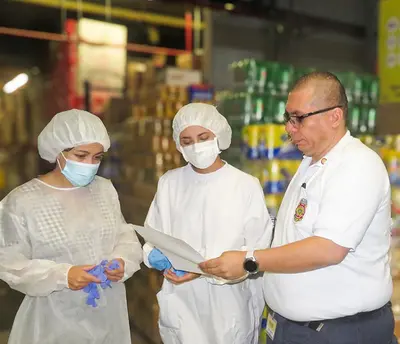 En reconocido supermercado, la Secretaría de Salud de Pereira realizó operativo para vigilar la calidad de los alimentos y bebidas