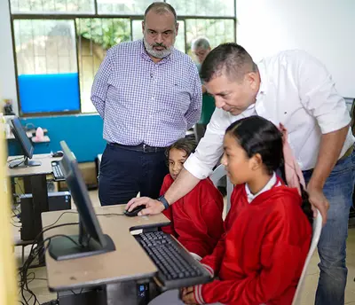 Estudiantes de la sede educativa rural Guayabo Guadalajara en Tribunas, reciben dotación tecnológica por parte de la Alcaldía de Pereira